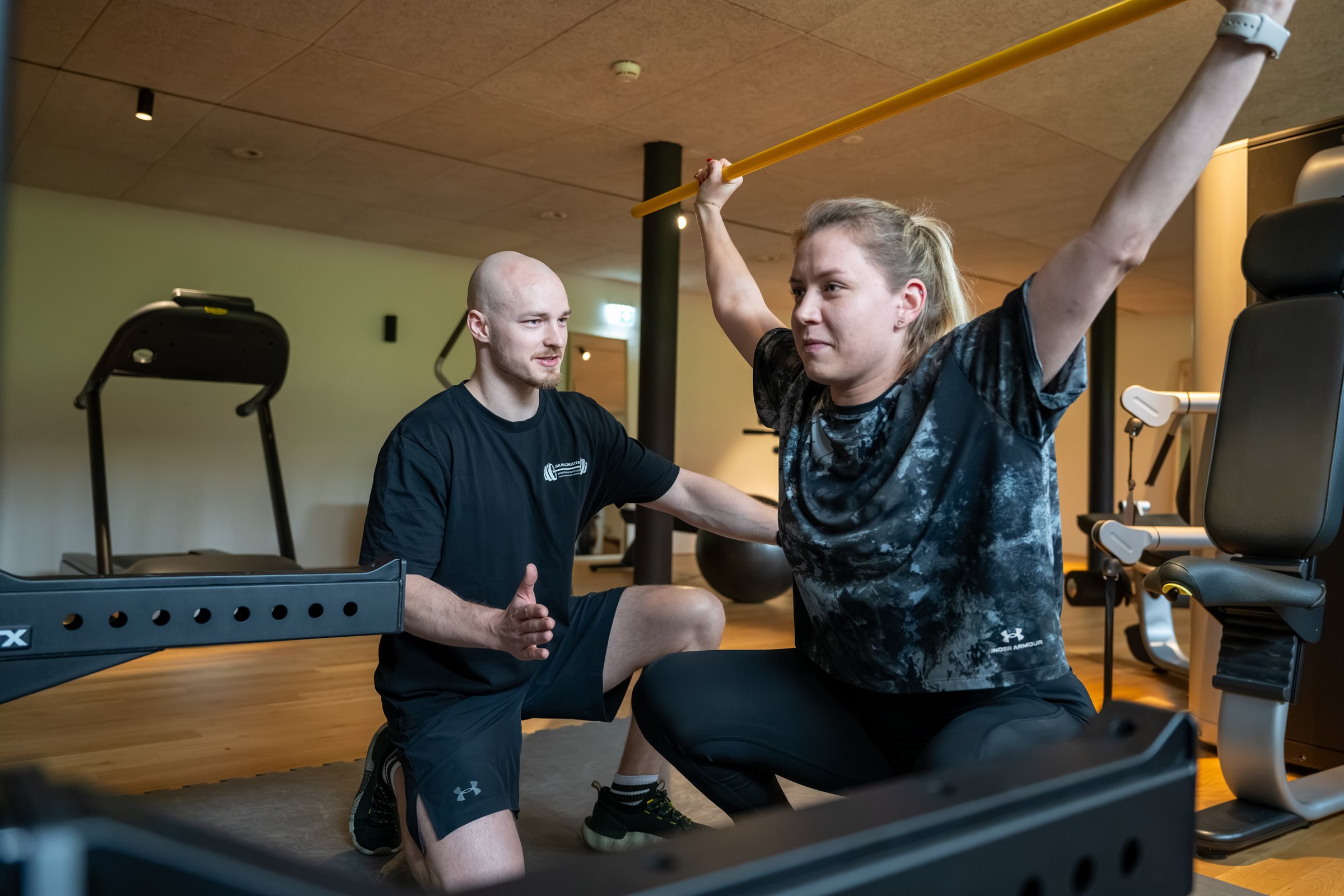 Julian Schuster begleitet eine Kundin beim Training